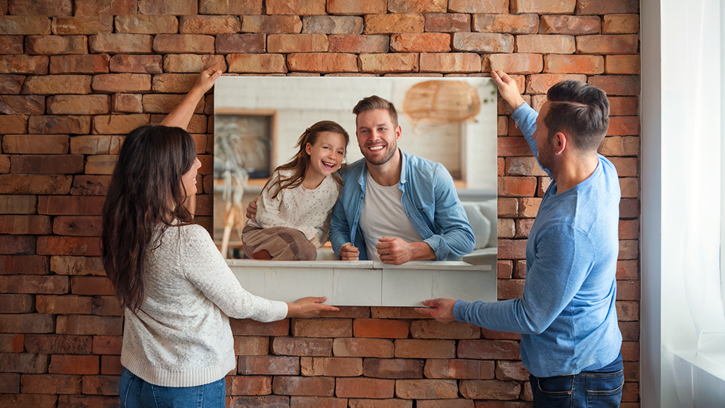 Kanvas tabloyu duvara monte eden çift